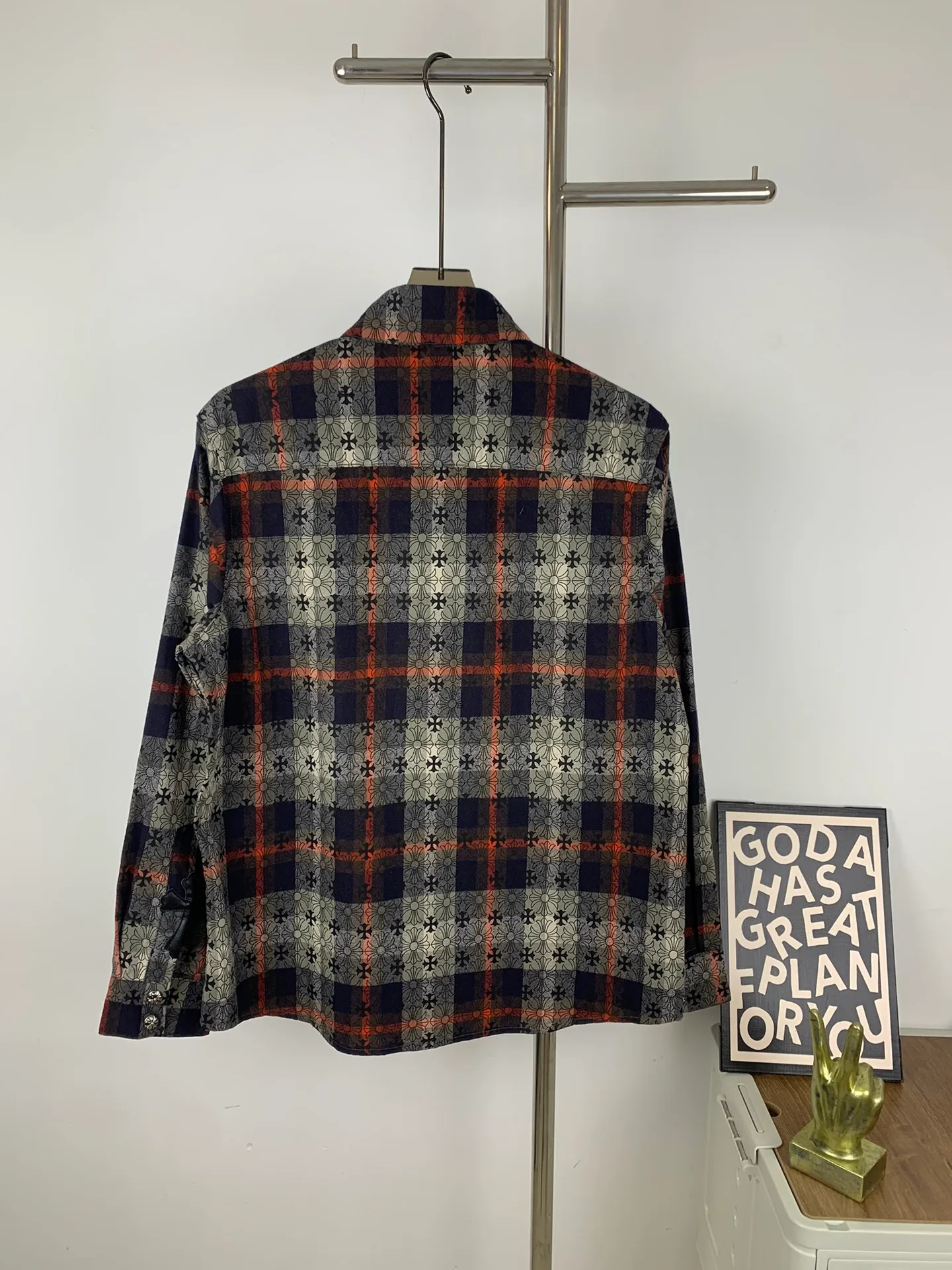 P230 💰Model number G733 Chrome Hearts classic cashew flower cross all-over printed jacquard long-sleeved top couple casual shirt 1️⃣Customized original jacquard fabric, high-quality pure cotton jacquard plaid fabric, soft and comfortable to the touch, a very high-quality fabric! 2️⃣The details of the workmanship are perfectly controlled. The lining is made of vest hemming, and the cuffs are made of double cross leather labels. It is different from the ordinary version. The collar is also designed with interlining, which shows high-end fashion and personality. The style is fashionable, simple and elegant, and it is a very versatile jacket! 4⃣️Complete accessories, all customized with original versions! Same style for men and women Color: Purple Red Size: S M L XL